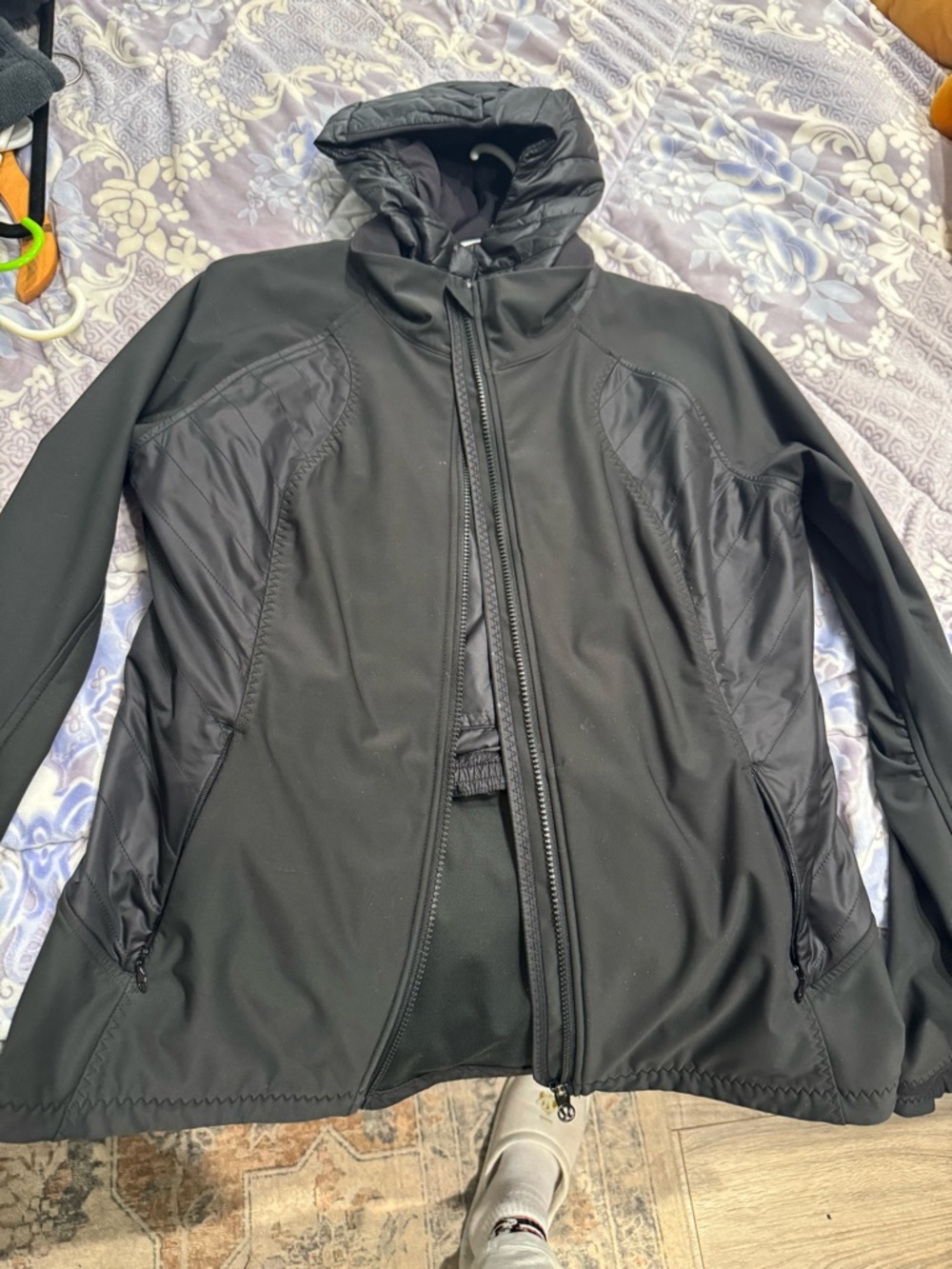 Lululemon Women’s Black Softshell Jacket w/detachable quilted vest